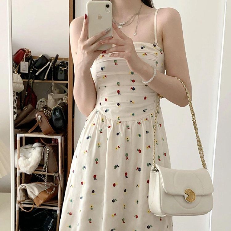 Seaside vacation style small dress for women in summer waist-hugging and slim long skirt with strapless skirt design niche skirt