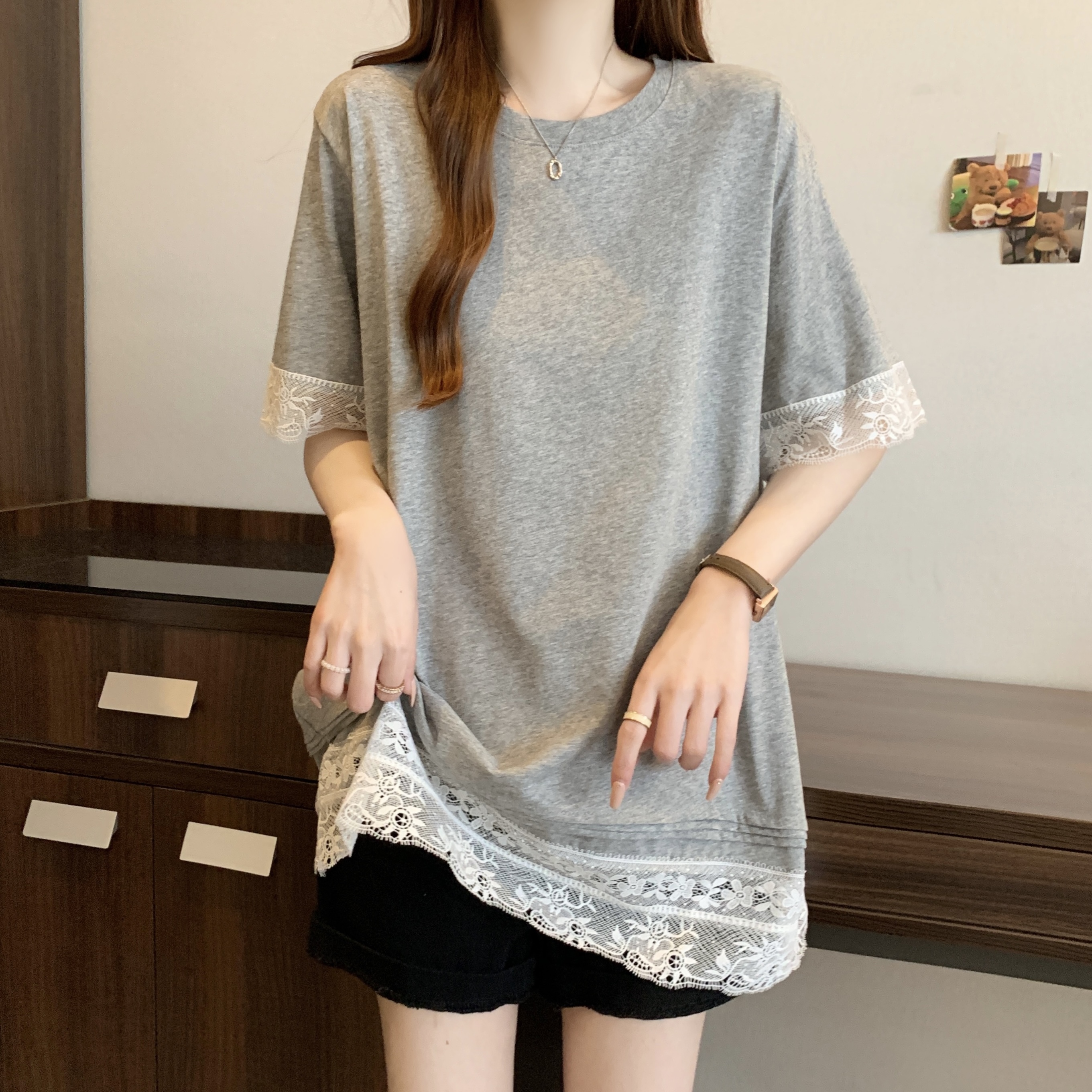 Real shot, large size fat MM Korean simple and versatile splicing lace round neck pullover T-shirt