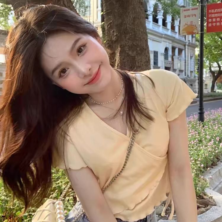Hot girls short style showing their figure V-neck design ties T-shirt for women short-sleeved niche summer new knitted sweater slim style