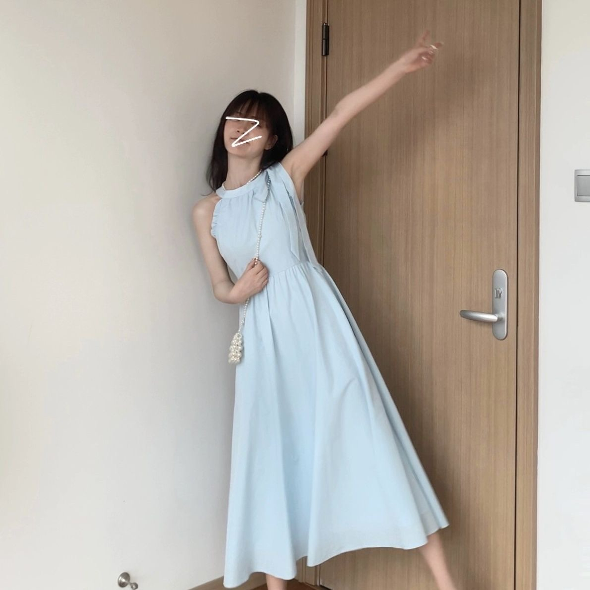 Blue French halter neck suspender dress for women in summer 2025 new seaside vacation style sleeveless beach skirt
