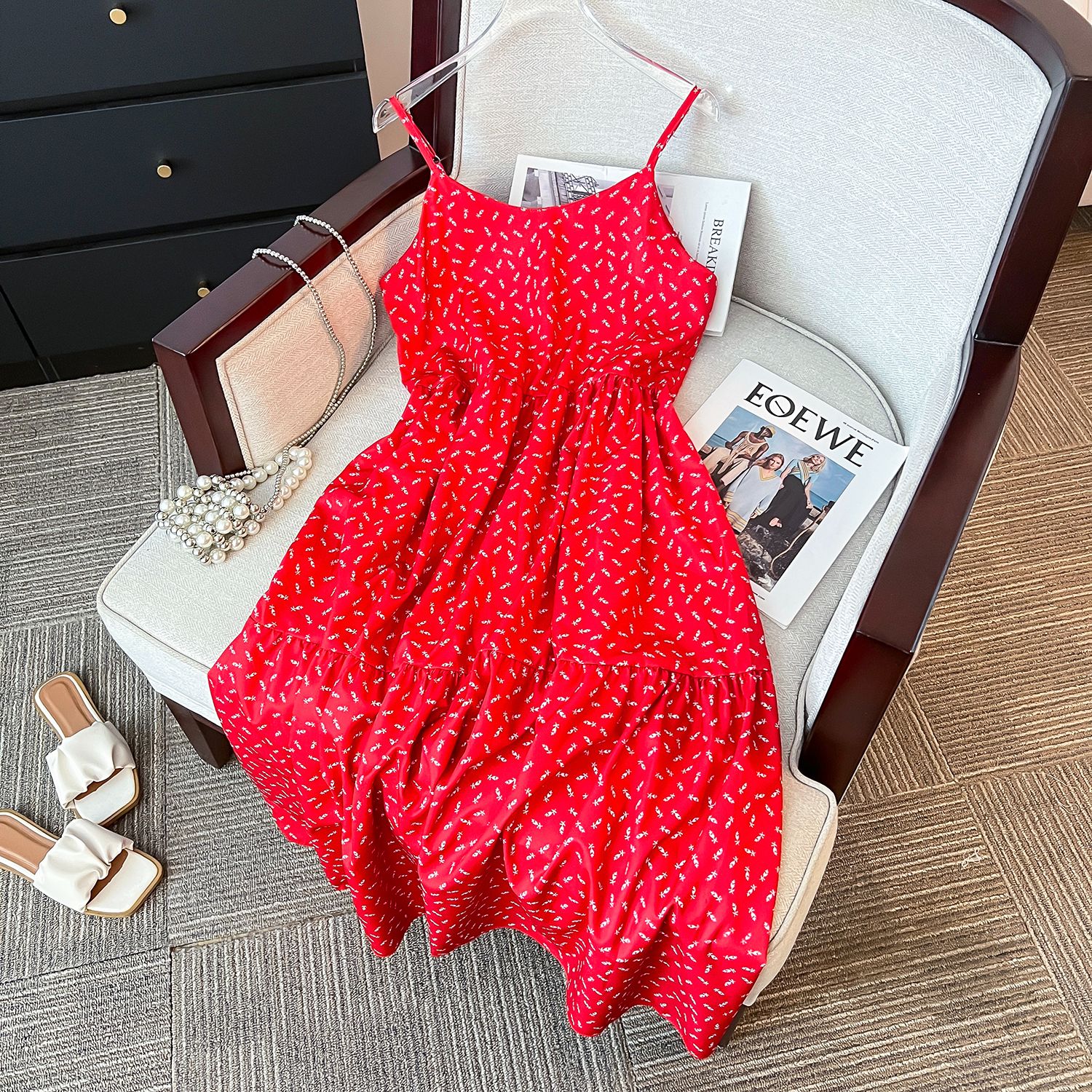 Retro floral red suspender dress for women in summer 2025 new waist-hugging A-line slimming French temperament long skirt