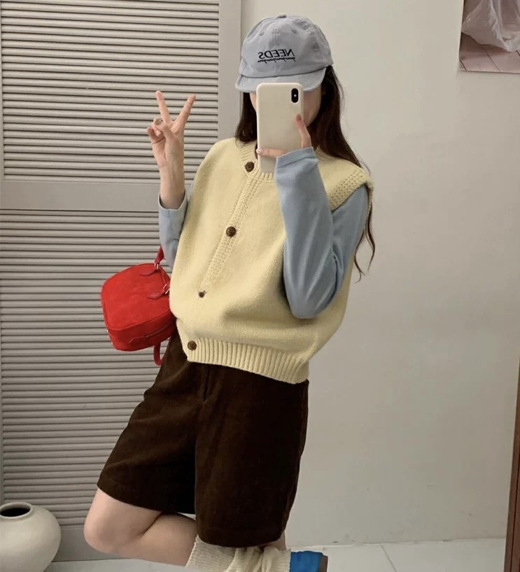 Design-sensory button round neck solid color knitted vest for women in autumn and winter loose layered single-breasted sweater vest top thick