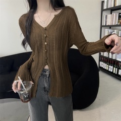 Coffee-colored slit V-neck Maillard knitted long-sleeved base shirt for women in autumn slim design design top