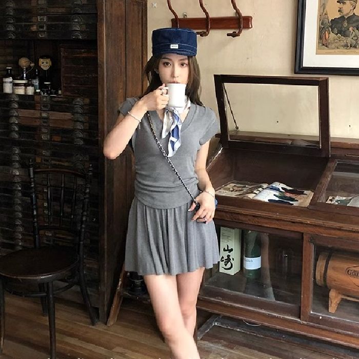 2025 new summer Korean pure desire v neck slim short-sleeved T-shirt for women in summer casual skirt student suit trendy