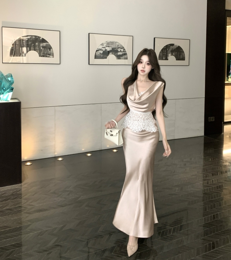 Real shot of sleeveless necklace top satin fishtail skirt suit
