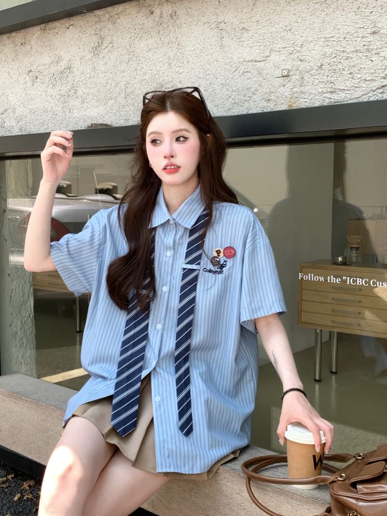 Real photo of college style blue striped short-sleeved shirt for women in 2025 summer new chic design niche top