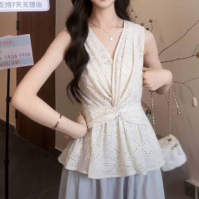三標~2025早秋新款杏色繡花交叉紐結無袖襯衫夏季設計感鏤空上衣