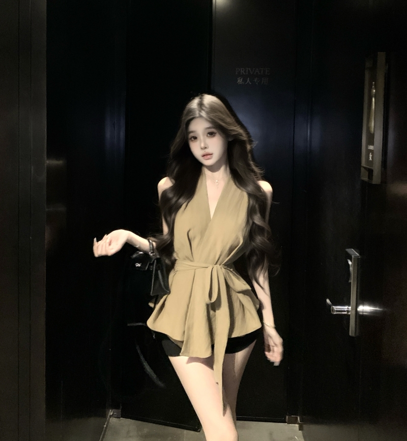 Real photo of pure and sexy hot girl halter neck fashion suit waist-hugging thin belt top short two-piece set
