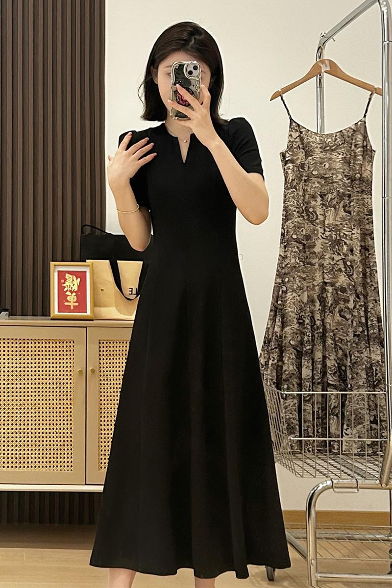 2025 new small French Hepburn style black dress for women in summer high-end exquisite pear-shaped body long skirt