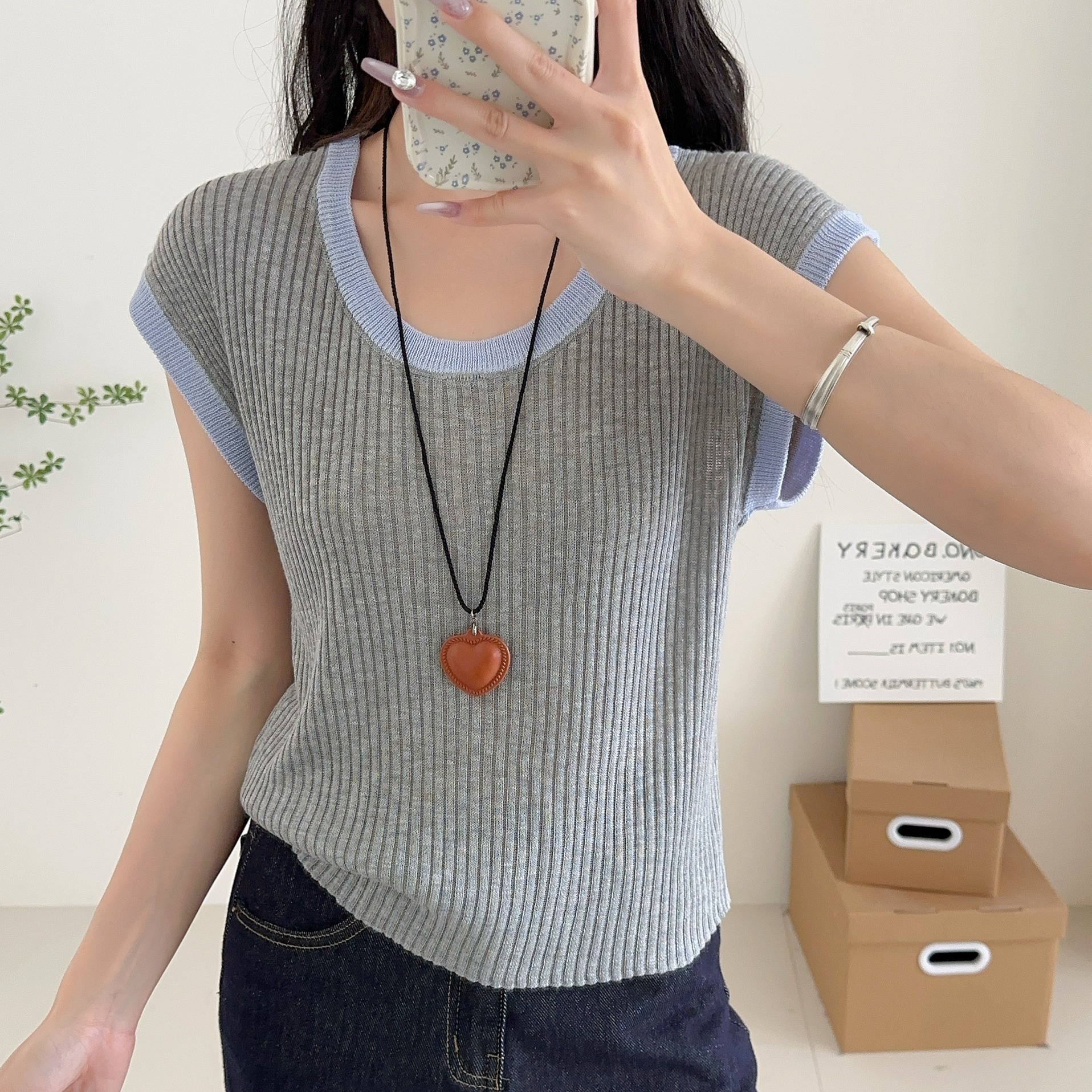 U-neck contrasting color front shoulder short-sleeved T-shirt for women in summer thin style chic and beautiful ice silk sweater high-end sleeveless top