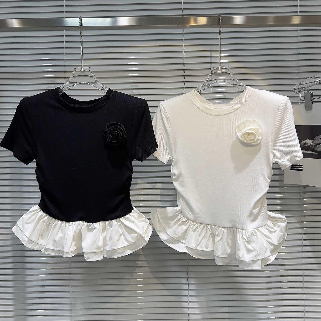 The same style as the internet celebrity 2025 summer new sweet and spicy fluffy lotus leaf skirt with hem flower brooch short-sleeved half-sleeved T-shirt