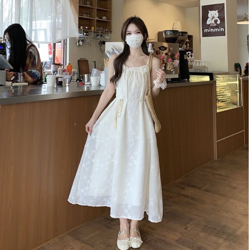 刺繡提花純色吊帶連衣裙女夏季法式氣質海邊度假系帶收腰顯瘦長裙