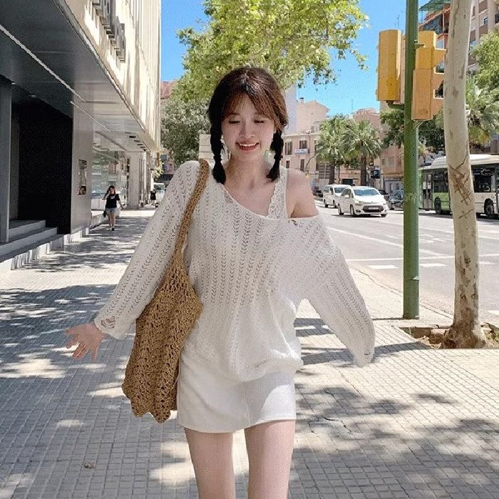 純欲風斜肩白色鏤空套頭針織衫女春夏季薄款設計感寬鬆慵懶風罩衫