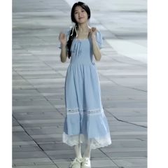 夏季新款蕾絲拼接方領連衣裙女法式設計感收腰顯瘦度假風中長裙子