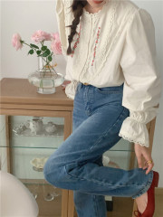 Real-life shots and real-price Korean version of fresh embroidered lace spliced ​​long-sleeved shirt 2 colors spot