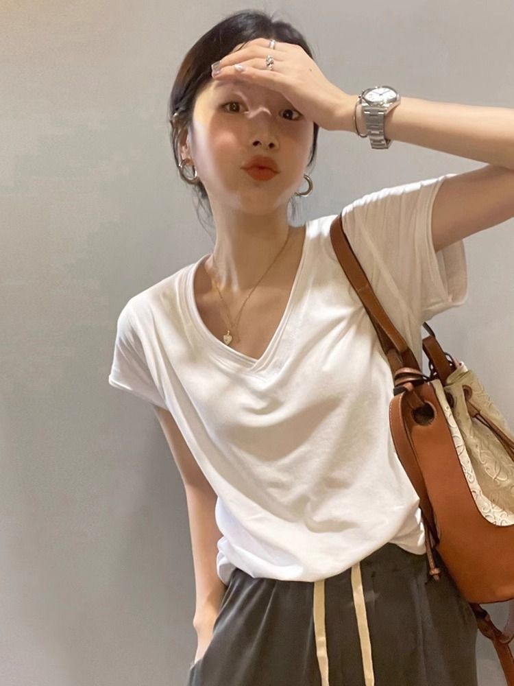 Pure slim V-neck short-sleeved shoulder T-shirt for women in summer 2025 new slim fit and sexy hot girl tight short top