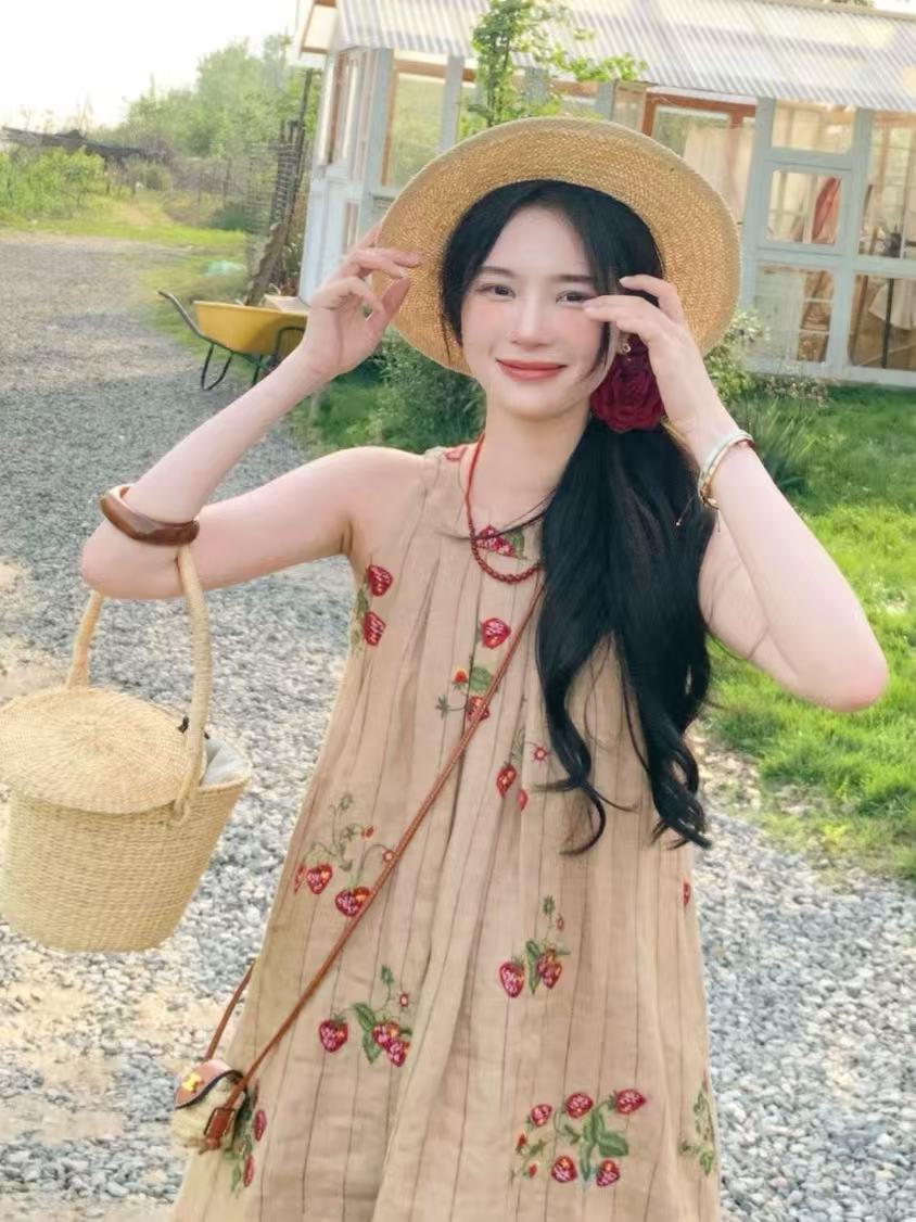 GS博主穿搭夏日設計感草莓印花褶皺掛脖無袖背心女洋氣小衫女