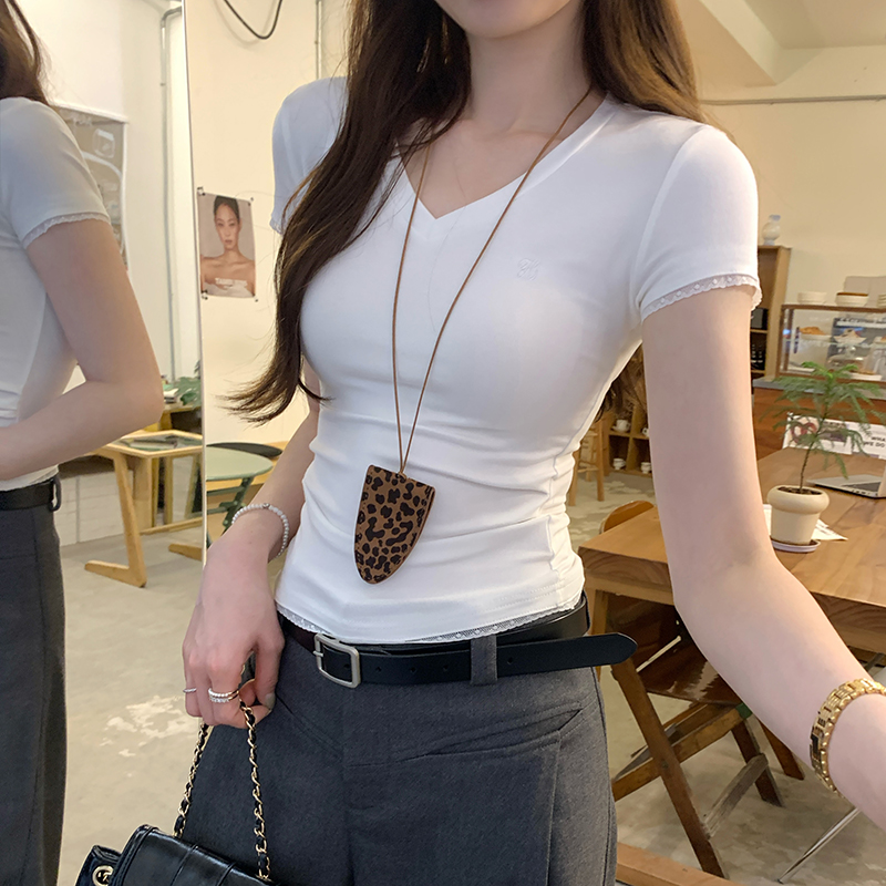 Real photo of white v-neck lace short-sleeved T-shirt for women in spring and summer 2025 new style slim short top