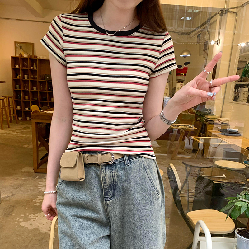 Real photo contrasting striped round neck straight shoulder short-sleeved T-shirt for women 2025 summer new niche not-to-sleeved top