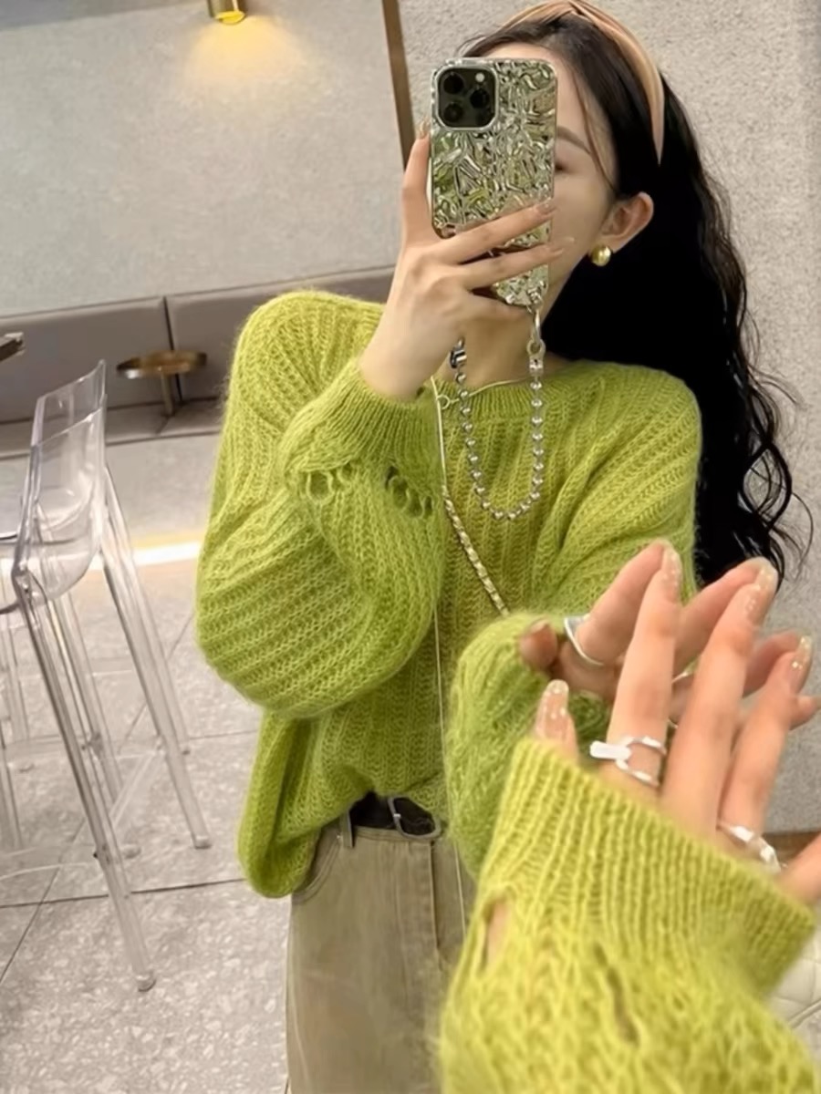 牛油果綠馬海毛毛衣女春秋新款設計感破洞慵懶寬鬆圓領套頭針織衫