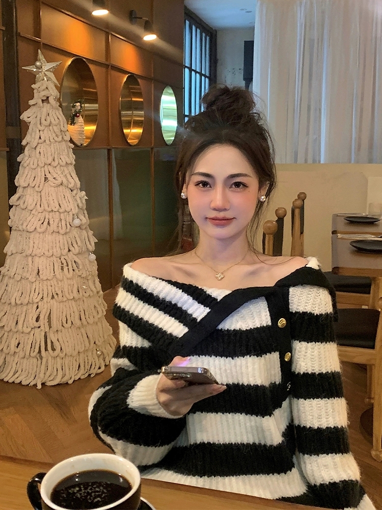 Off-shoulder striped sweater, niche side button design loose sweater, lazy style top makes you look slim and versatile