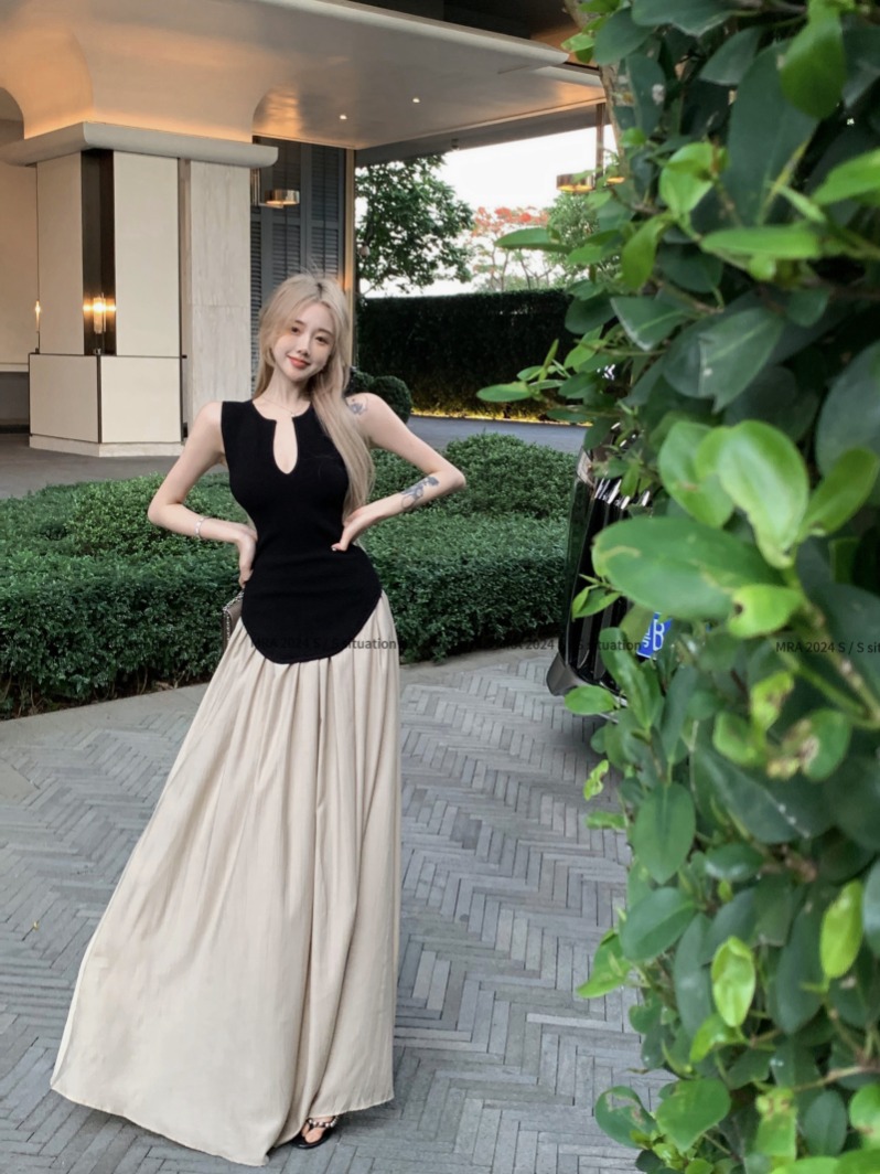 Real shot, neckline edging to make you look slim U-shaped knitted vest + pleated high waist long skirt