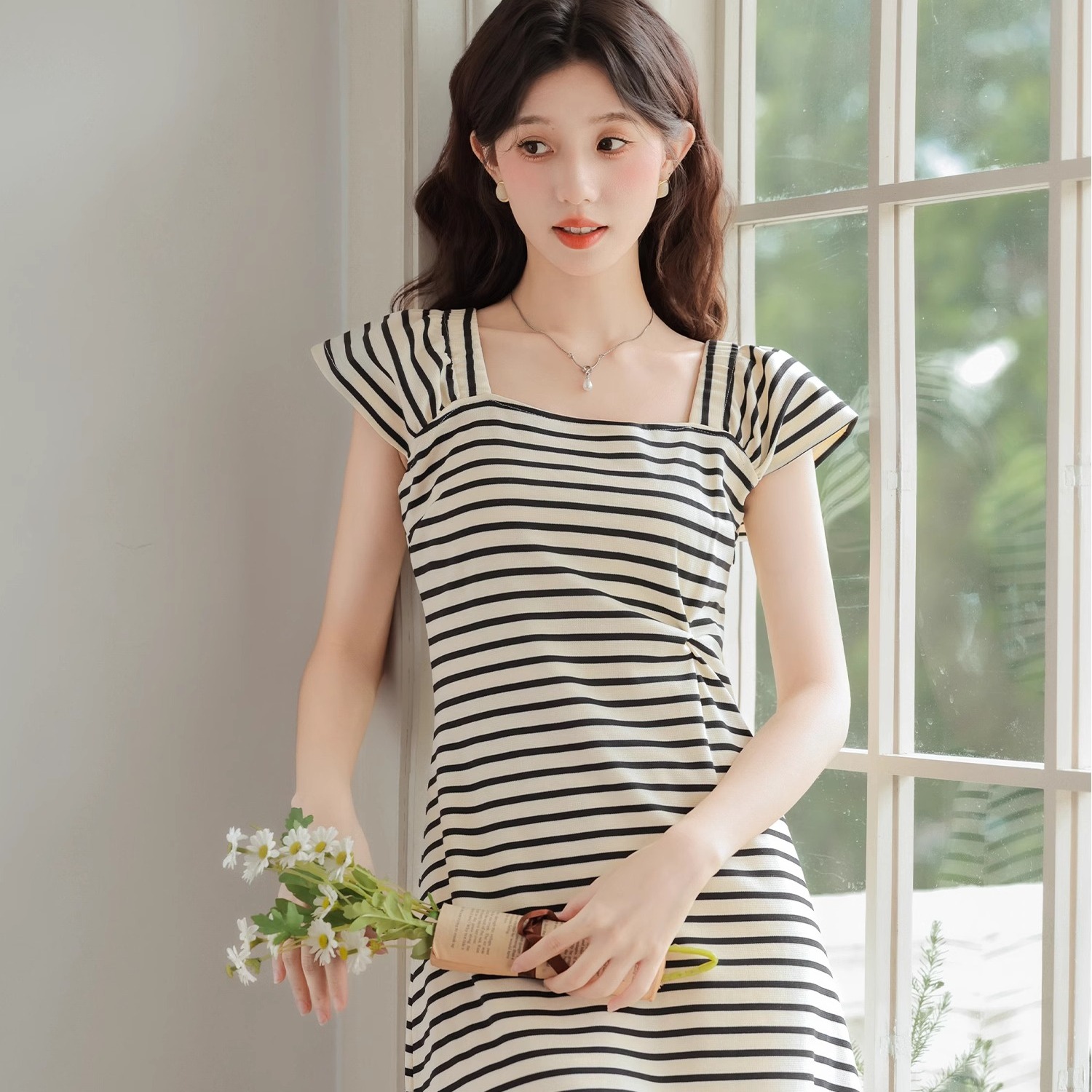 Has shipped new fashionable high-end striped dress for women contrasting square collar sexy backless waist-retracting long skirt