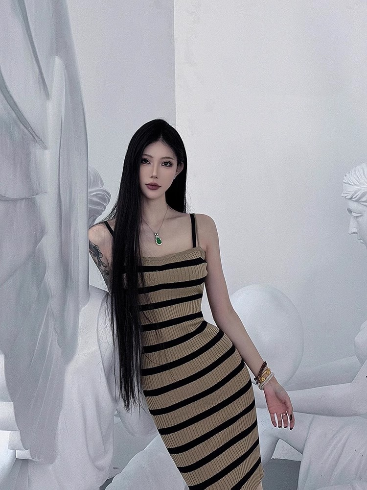 Shipped Temperament retro striped knitted dress New niche slim waist-packing hip skirt for women