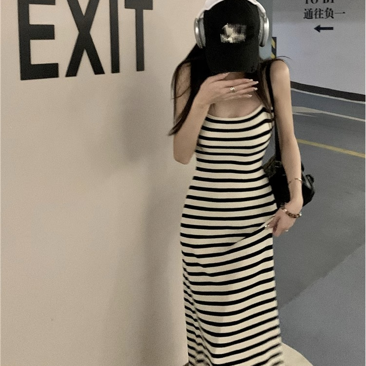 Has shipped Korean version of retro temperament striped sleeveless suspender long skirt French contrasting slim-fit knitted dress for women