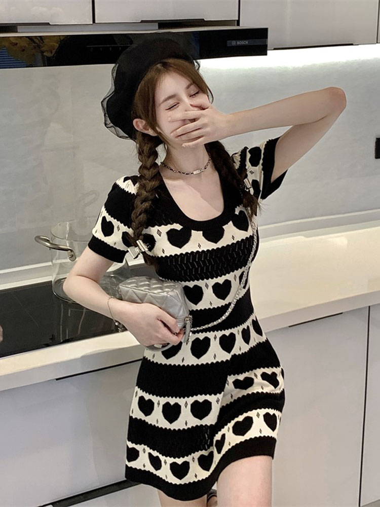 Shipped Slim round neck love striped skirt can be salty or sweet knitted to make it look slim a-swing dress for women