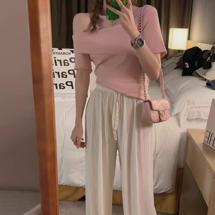 Shipped 2025 summer 2025 with a pure color and fashionable off-shoulder top~
