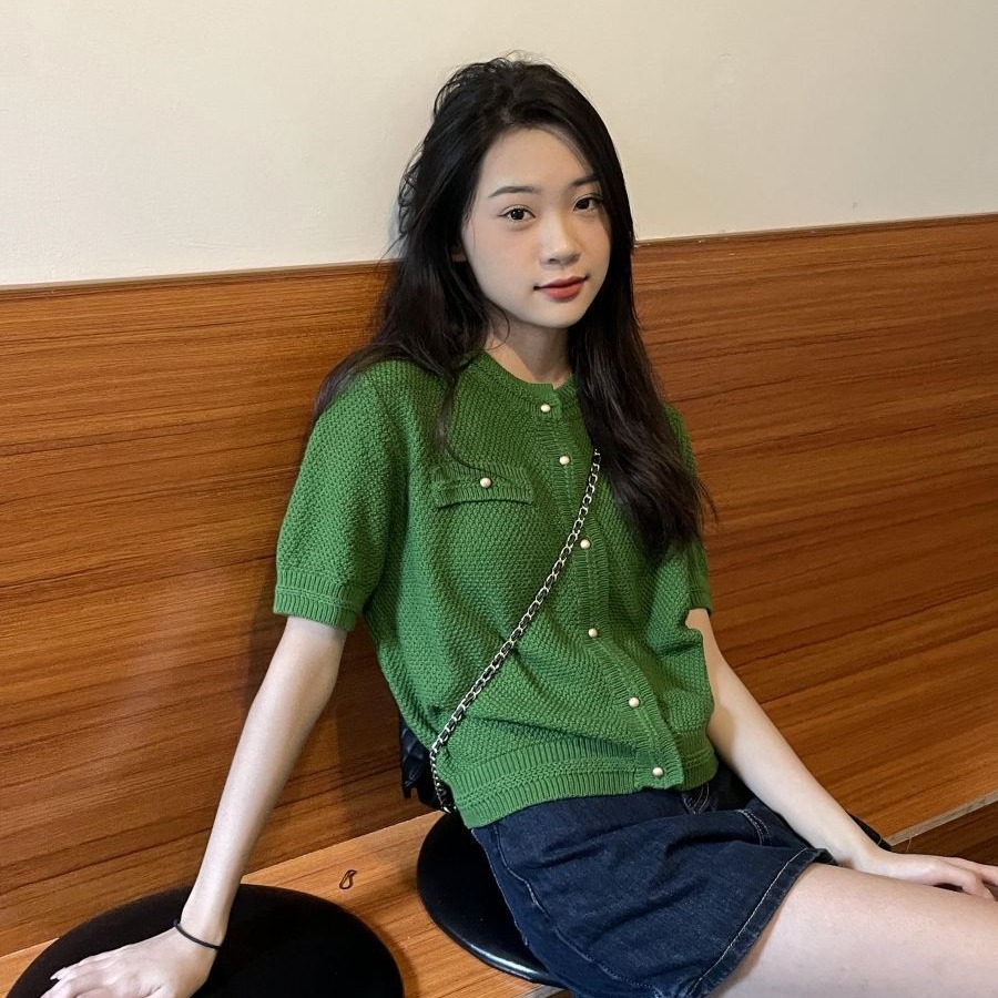 Shipped Green versatile knitted tops for women's niche design 2025 summer Korean version loose short sleeves
