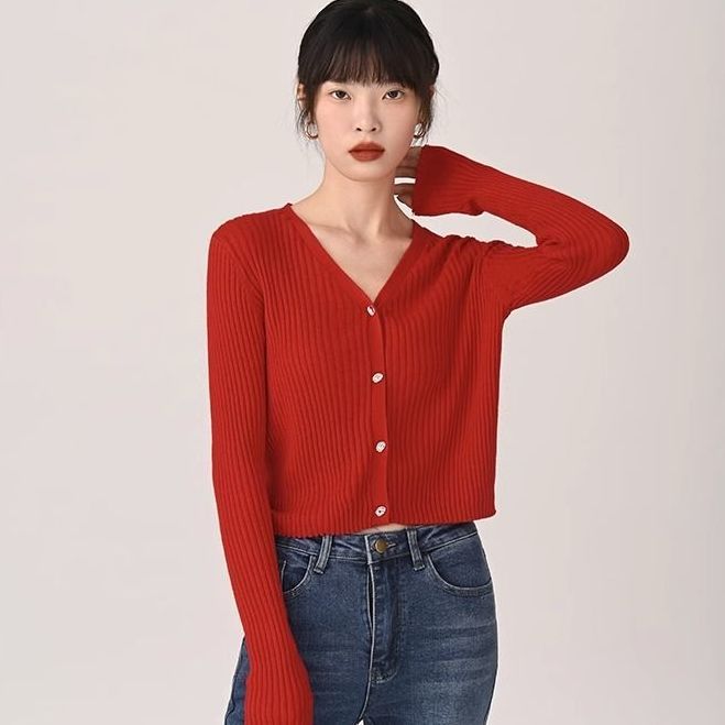 Shipped French retro red v-neck knitted cardigan for women, slim and gentle style, high-end top thin