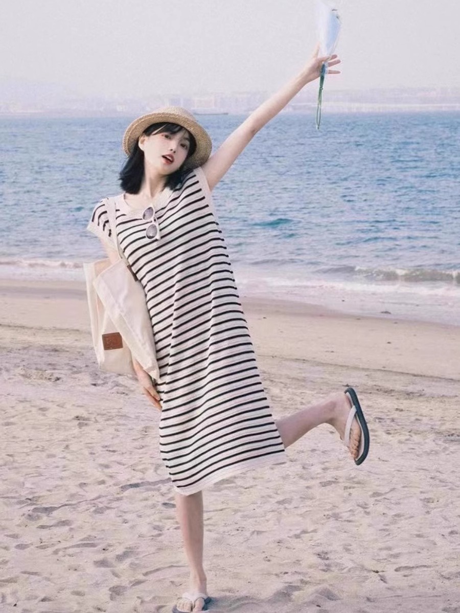 Shipped Knitted sleeveless vest dress for women in summer high-end seaside vacation style straight slit skirt