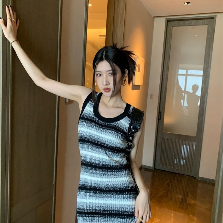 Sleeveless vest temperament dress 2025 new summer slim fit slim wide shoulder strap suspender long skirt