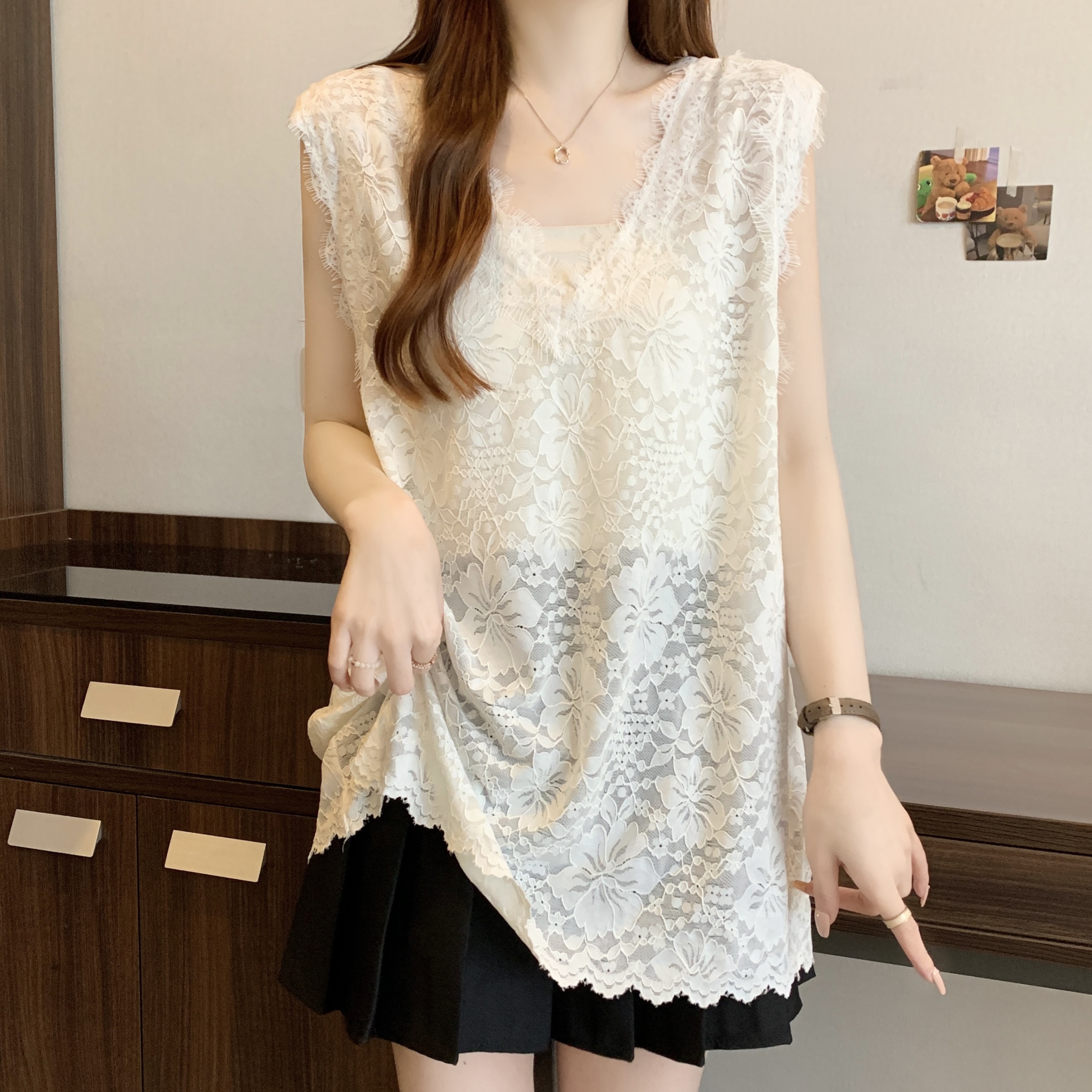 Real shot of large size fat MM early spring sweet hollow lace shirt layered with base vest top