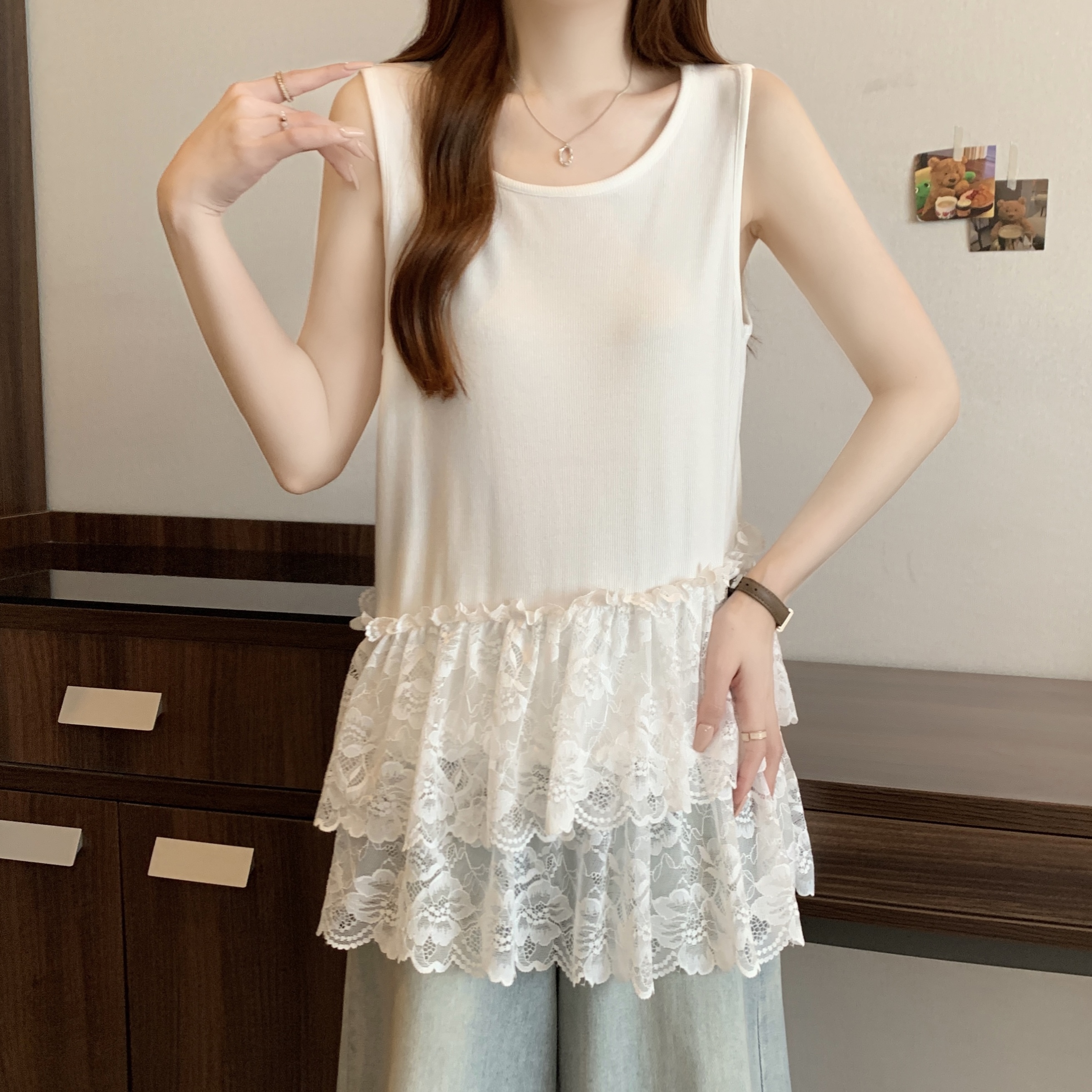 Real shot of fat MM versatile loose-fitting flesh to make it look thinner hem spliced ​​lace base layered vest