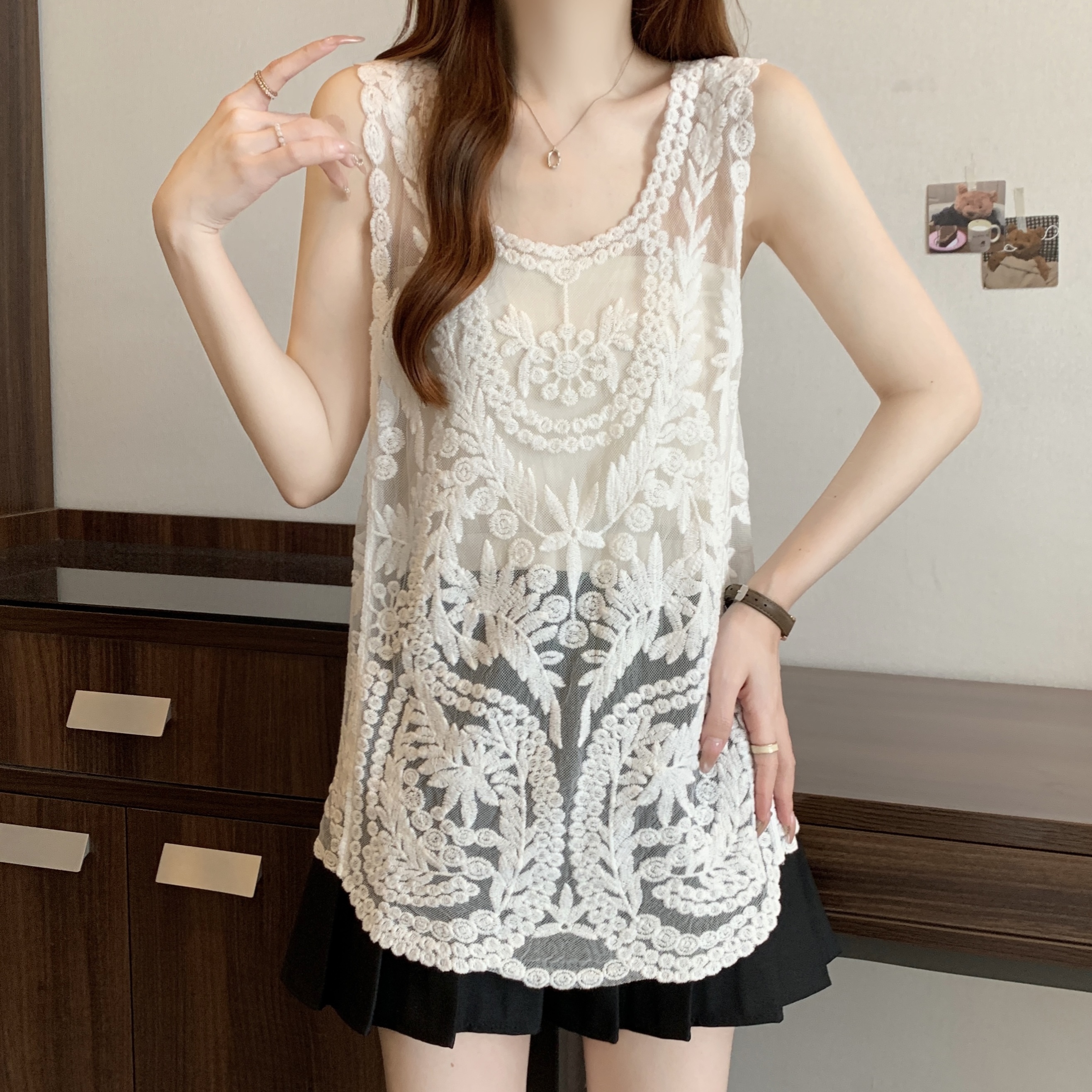 Real shot, large size fat MM Korean simple early spring inner jacquard lace vest top