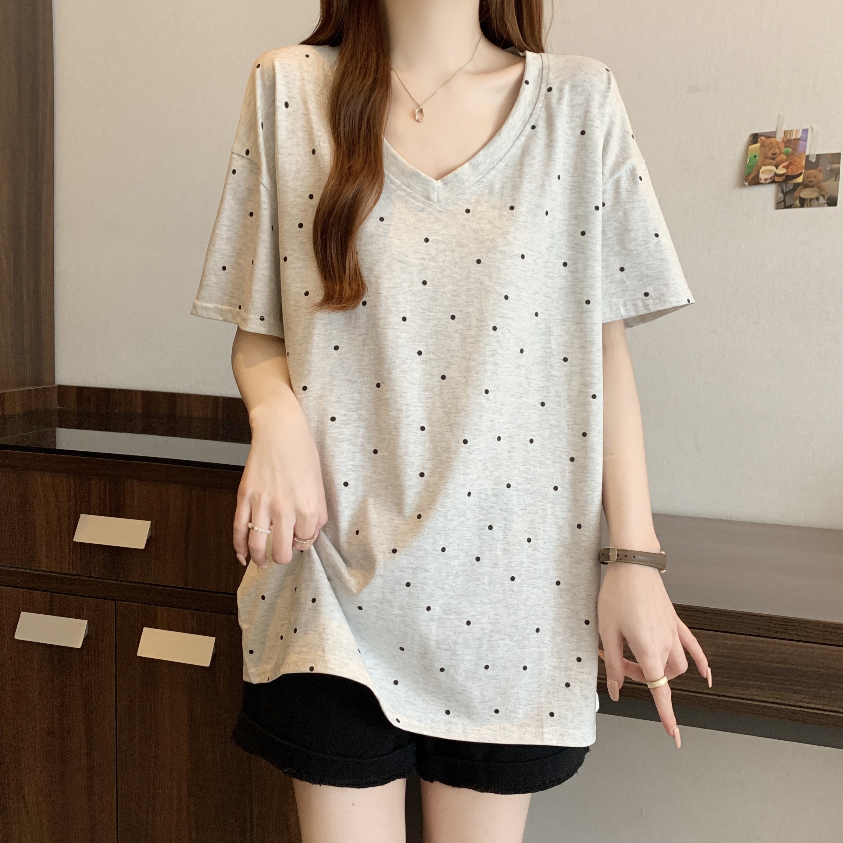 Real shot of large size fat MM retro simple polka dot V-neck pullover front shoulder T-shirt top