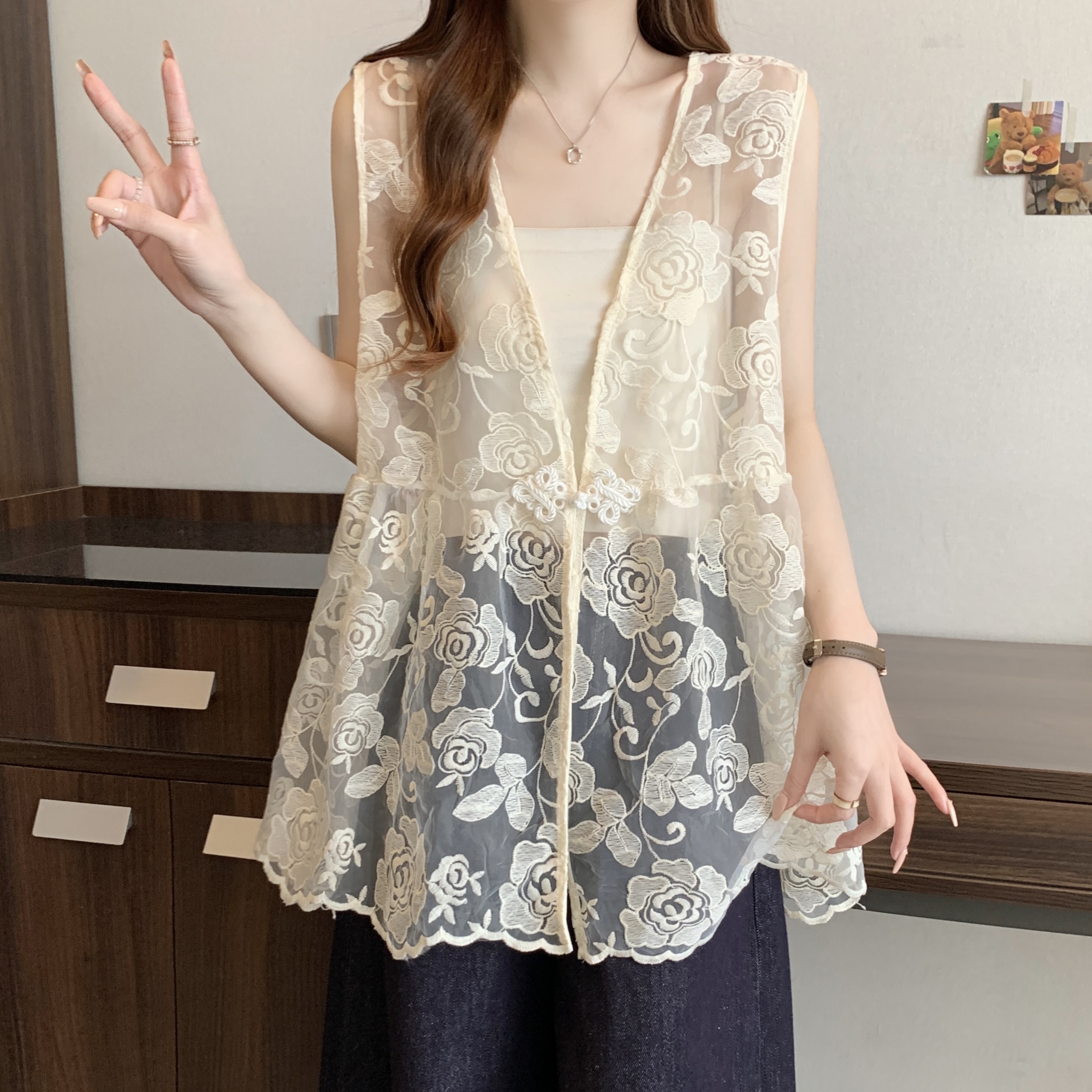 Real shot of large size fat MM Korean pastoral loose blouse layered vest top