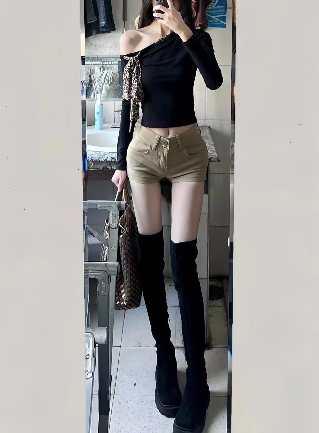 Khaki denim shorts for women in summer, natural hip lifting and versatile high waist, slimming and beautiful hip hot pants