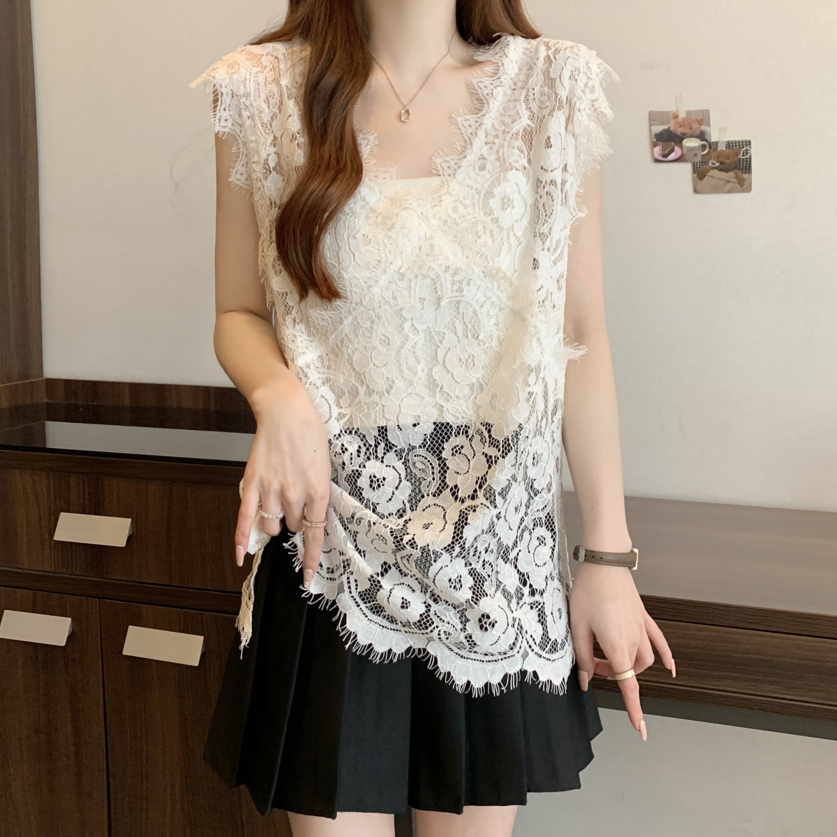 Real shot of large size fat MM early spring sweet hollow lace shirt layered with base vest top