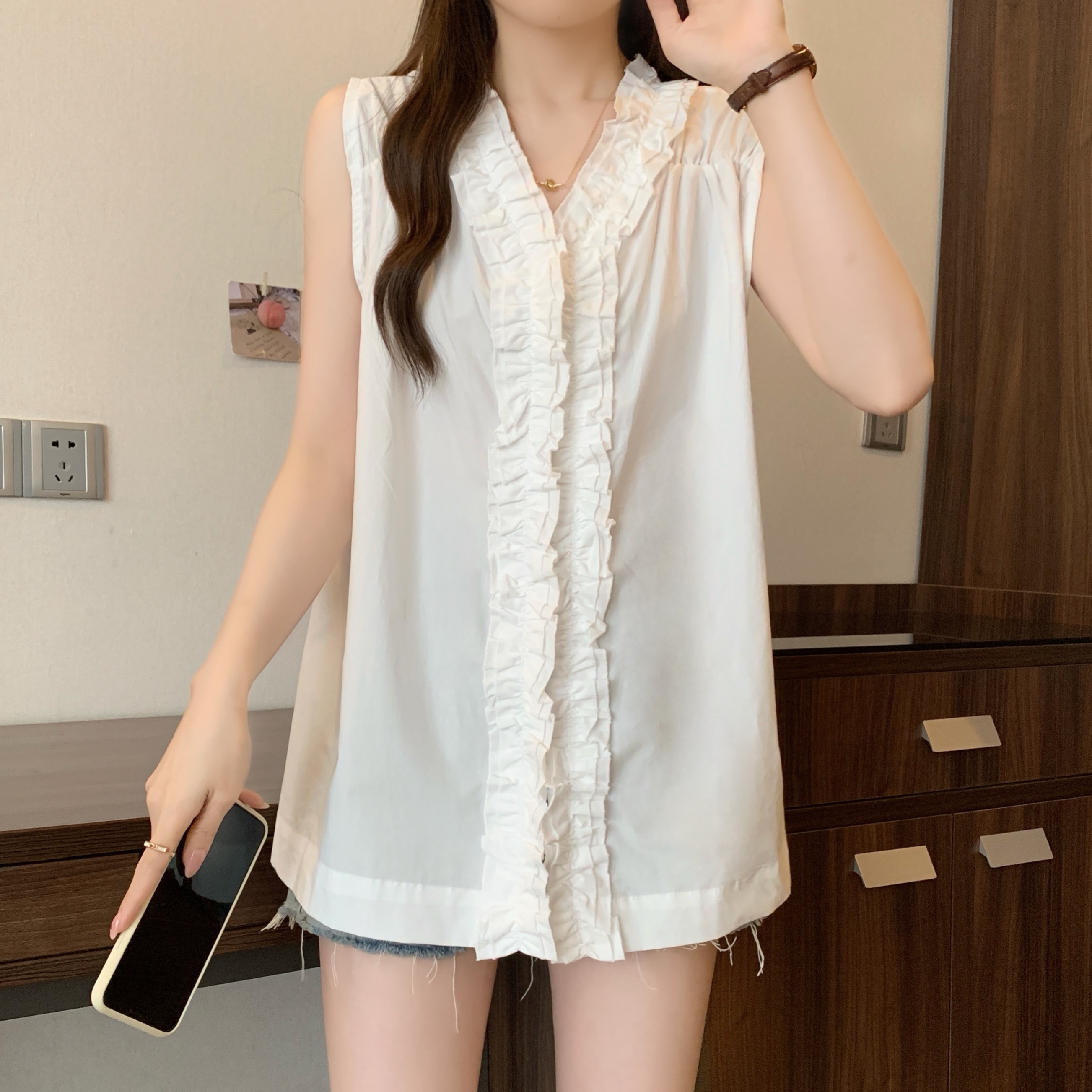 Real shot of large size fat MM Korean sweet girl loose-fitting flesh to make her look slim and sleeveless shirt top