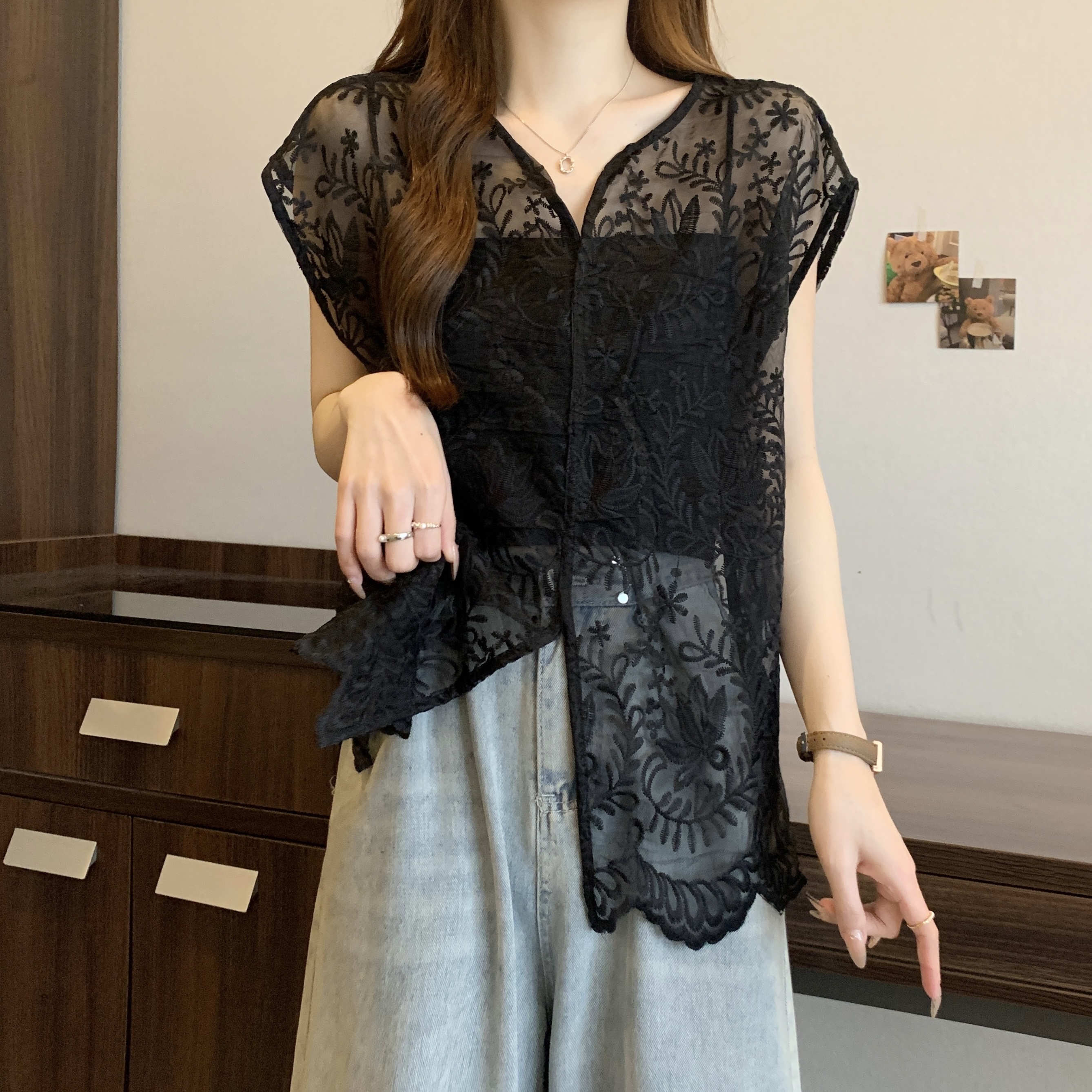 Real shot~Large size women's summer new lace hook-and-flower hollow design V-neck slimming and versatile layered top