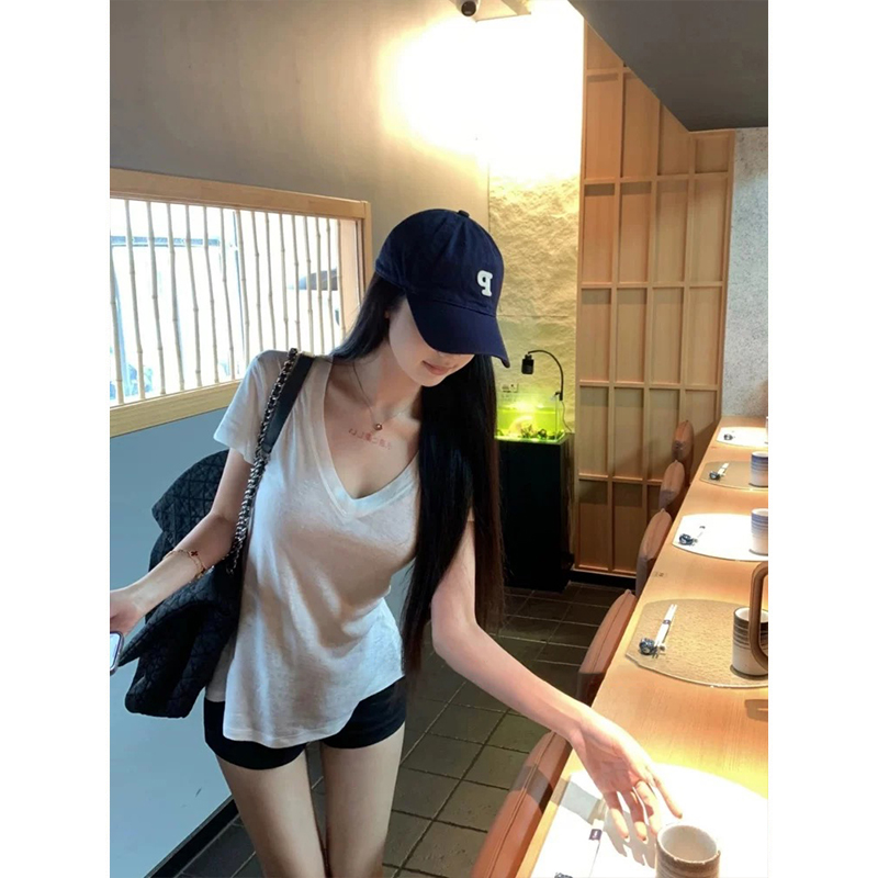 Real shot - white V-neck T-shirt for women in summer pure and slim style, slim and versatile top