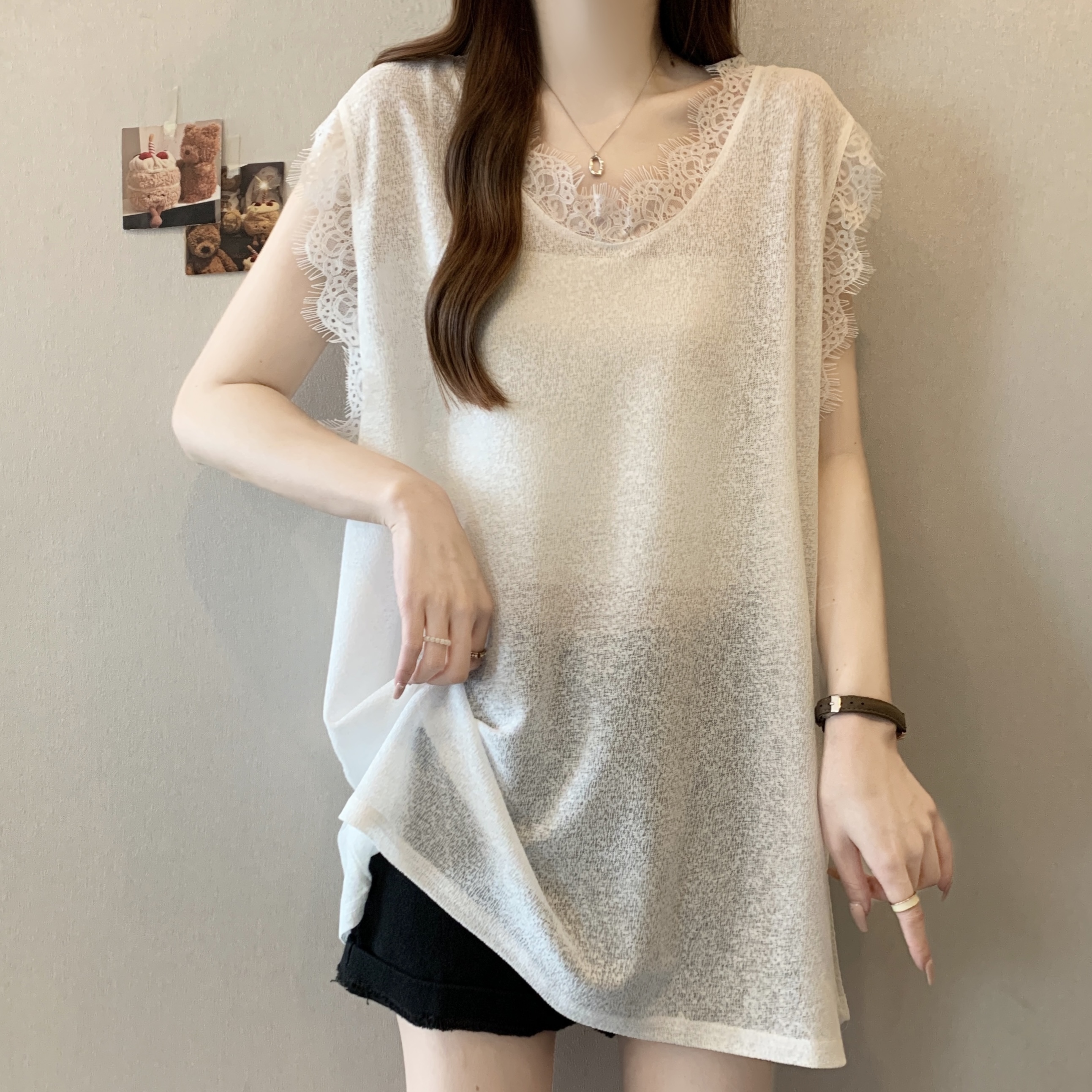 Real shot of large size fat MM versatile solid color lace edge U-neck loose-fitting flesh-covering slimming vest T-shirt for women