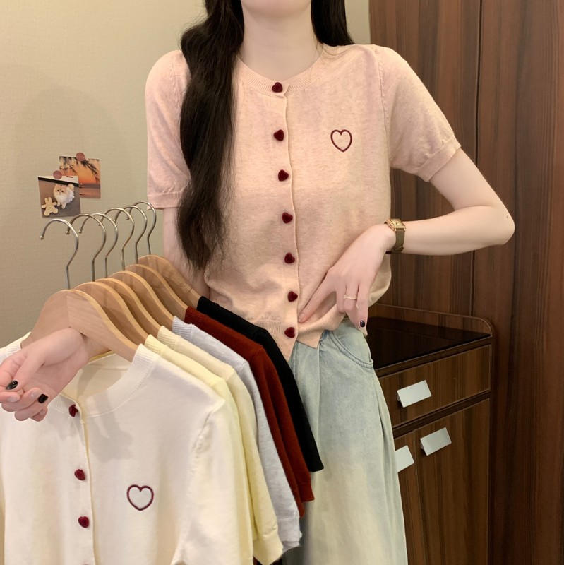 Real shot, the new Korean version of summer design is versatile and slim, sweet, soft and glutinous love button short-sleeved knitted sweater