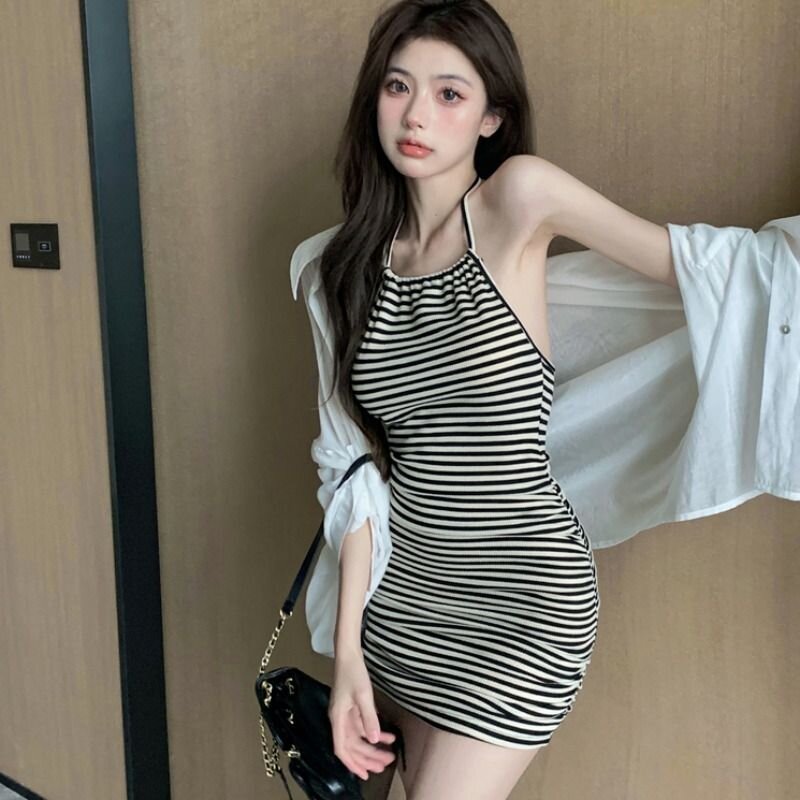 純欲風復古條紋包臀裙女夏新款甜辣收腰顯瘦掛脖性感褶皺連衣裙子