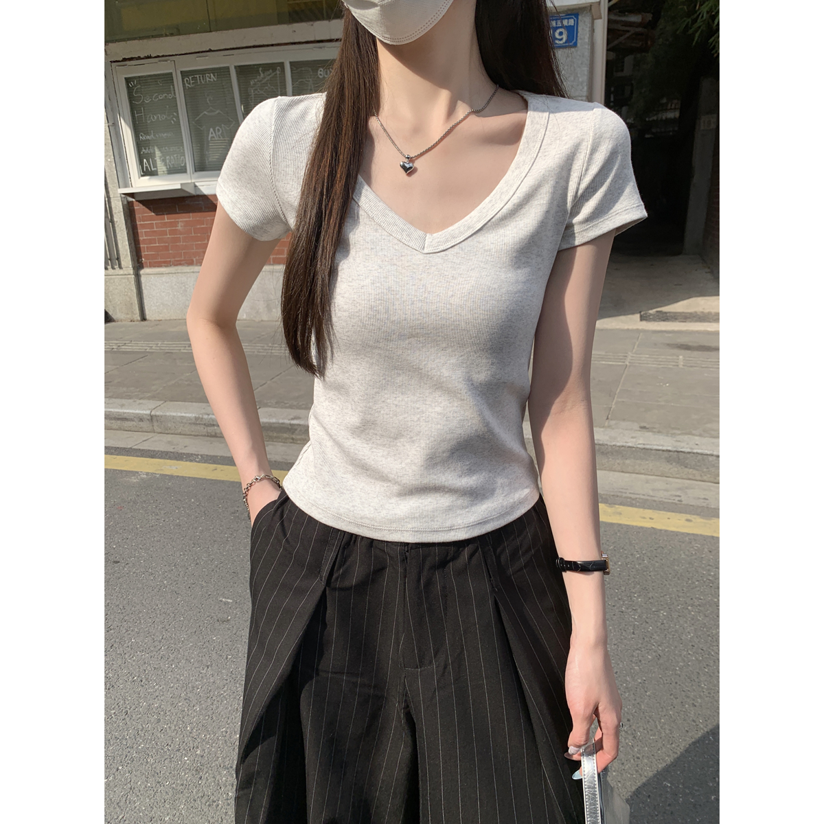 Real shot of 2025 summer Korean style V-neck front shoulder slimming short simple and versatile short-sleeved T-shirt top