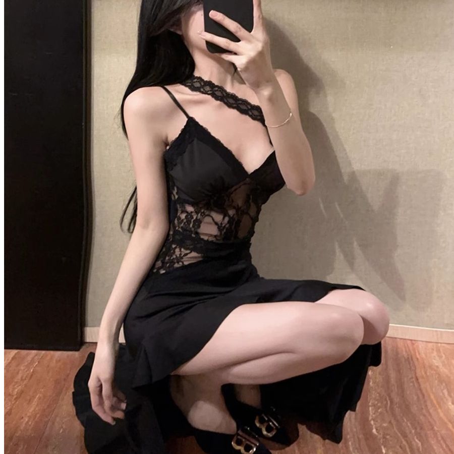 赫本風黑色斜肩吊帶連衣裙女夏季純欲性感不規則蕾絲掐腰小黑裙子